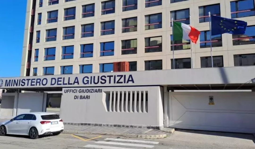 Bari, 30 coltellate all’ex compagna: condannato a 16 anni