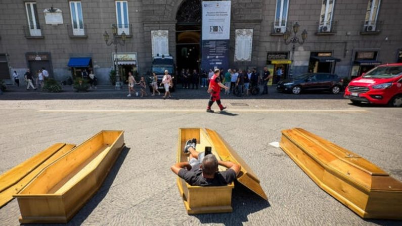 Bare in piazza a Napoli: la protesta dei seppellitori