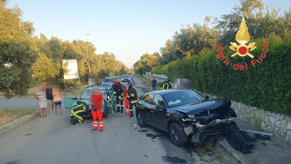 Scontro tra due auto, tre feriti nel Catanzarese