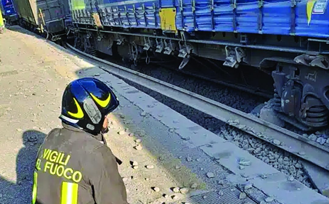 Il treno deragliato a Centola che ha originato il blocco della circolazione