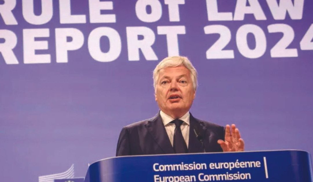 Il commissario per la Giustizia della Ue, Didier Reynders, durante la presentazione del rapporto sullo stato di diritto