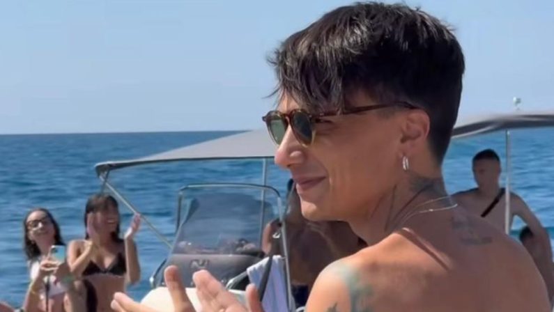 Ultimo a Tropea, il risveglio con i fan e l'inseguimento in barca - VIDEO