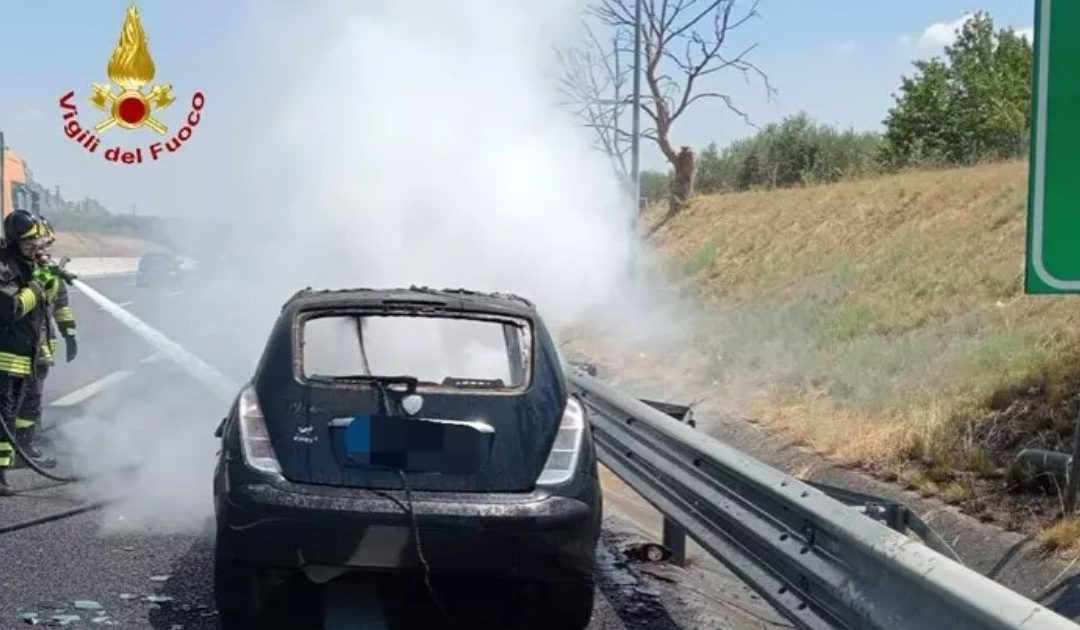 Auto in fiamme in autostrada nel Casertano