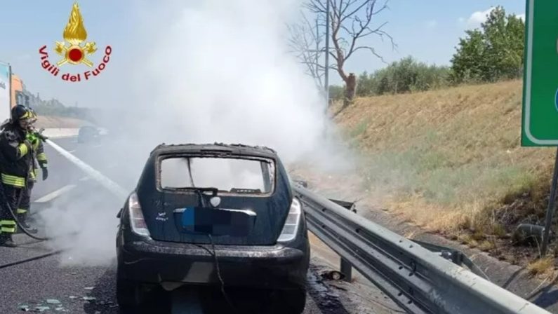 Auto in fiamme in autostrada nel Casertano