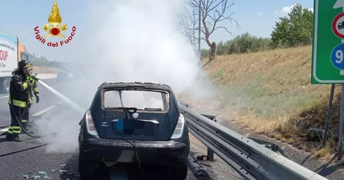 Auto in fiamme in autostrada nel Casertano