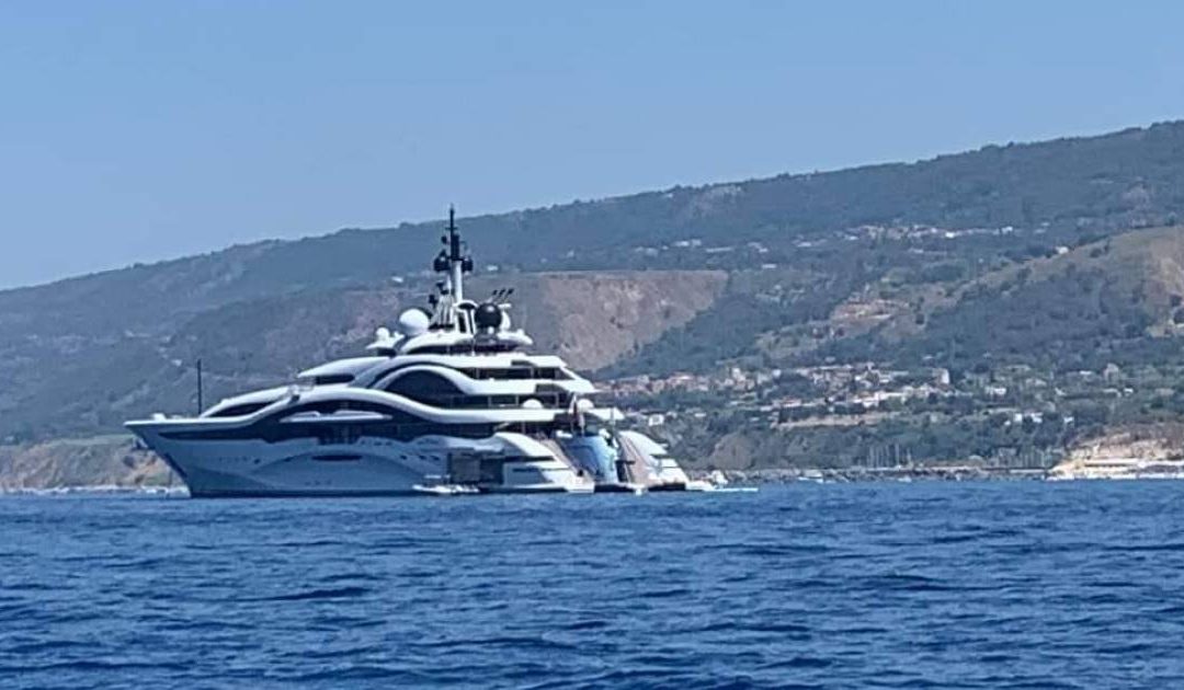 Lo yacht dell'Emiro del Qatar a Tropea