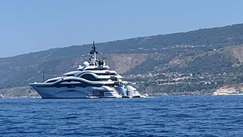 Lo yacht dell'emiro del Qatar ormeggiato al largo di Tropea