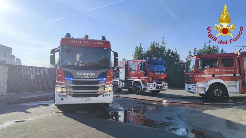 Roma, incendio tra Portuense e Magliana. Evacuato un parco acquatico