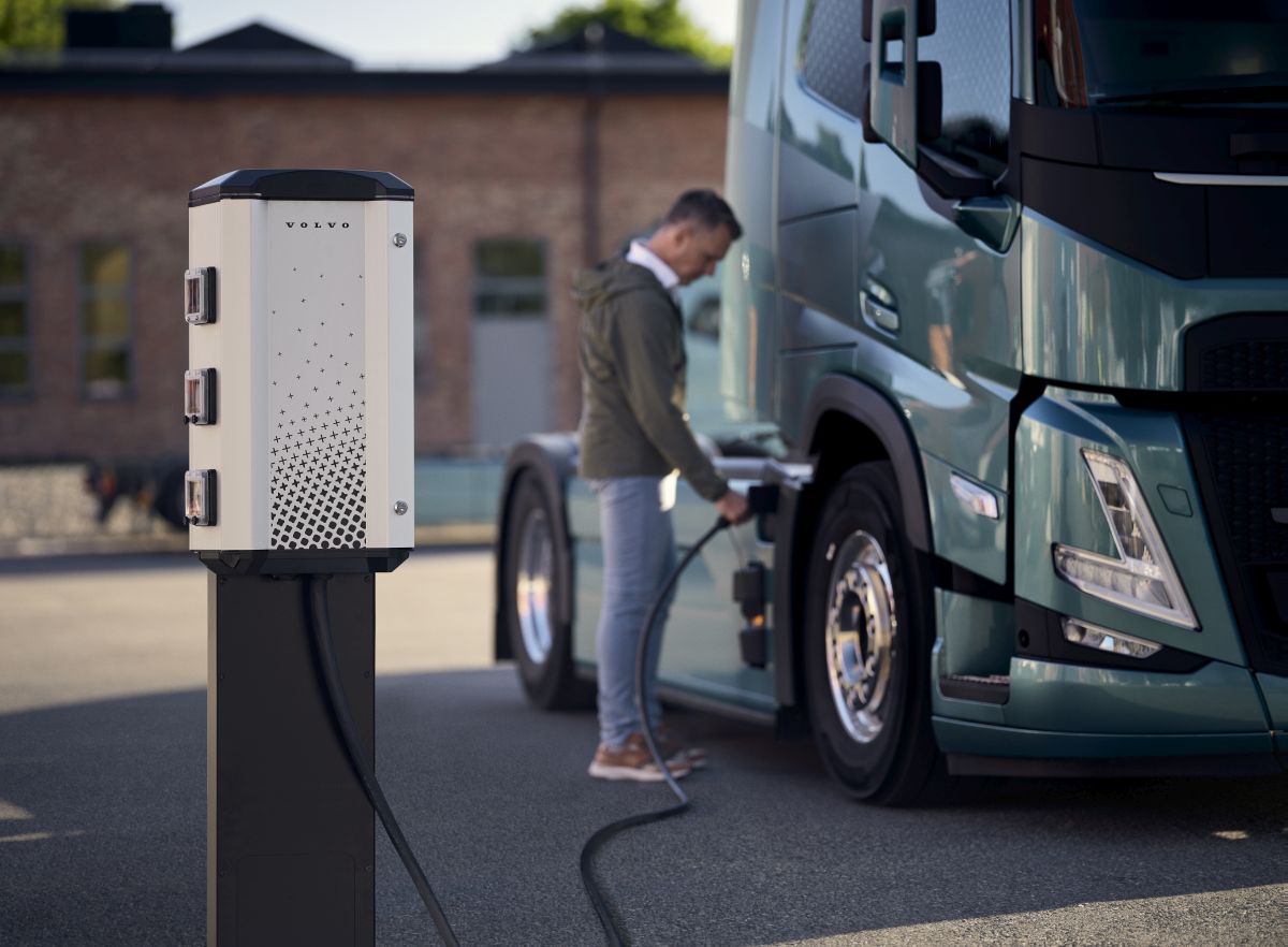 Volvo lancia un nuovo servizio per la ricarica dei camion elettrici