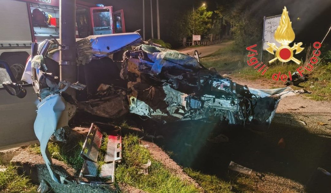 Palmi, si schianta con l’auto contro un lampione: 3 feriti, uno grave