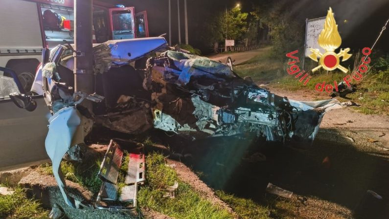 Palmi, si schianta con l'auto contro un lampione: 3 feriti, uno grave