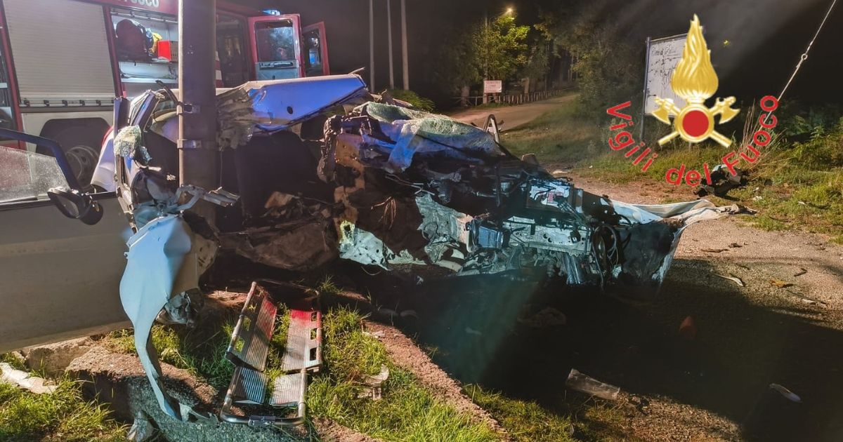 Palmi, si schianta con l’auto contro un lampione: 3 feriti, uno grave