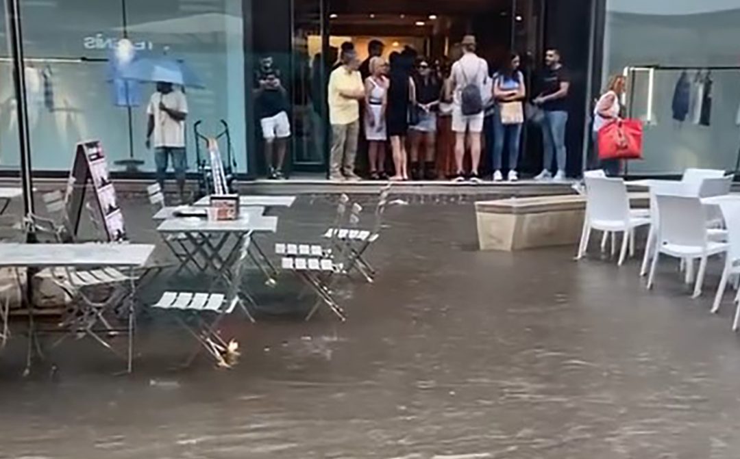 Un fiume d'acqua nel centro di Cosenza