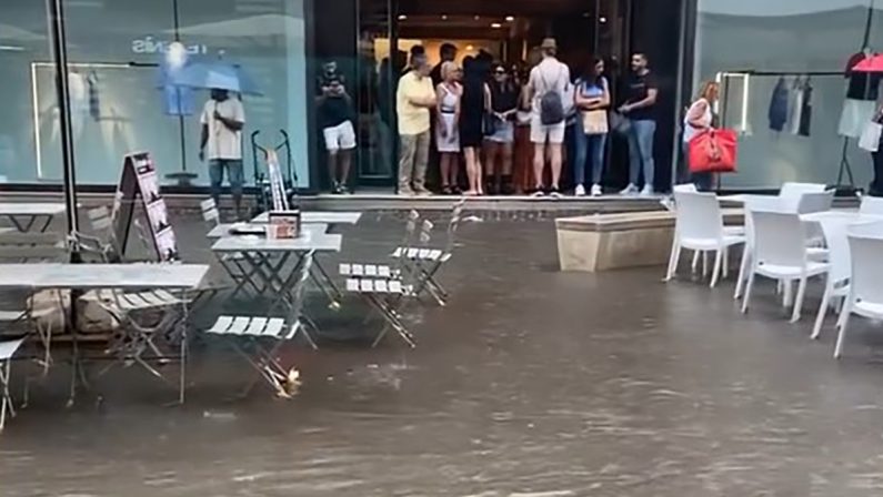 Bomba d'acqua a Cosenza, un fiume sul centro cittadino