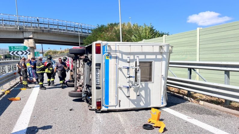 Incidente sull'A2, camper si ribalta: due persone ferite