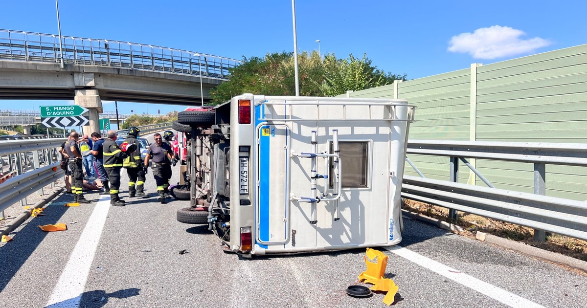 Incidente sull’A2, camper si ribalta: due persone ferite