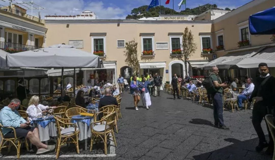 Capri, multa fino a 500 euro per i cani senza guinzaglio o paletta