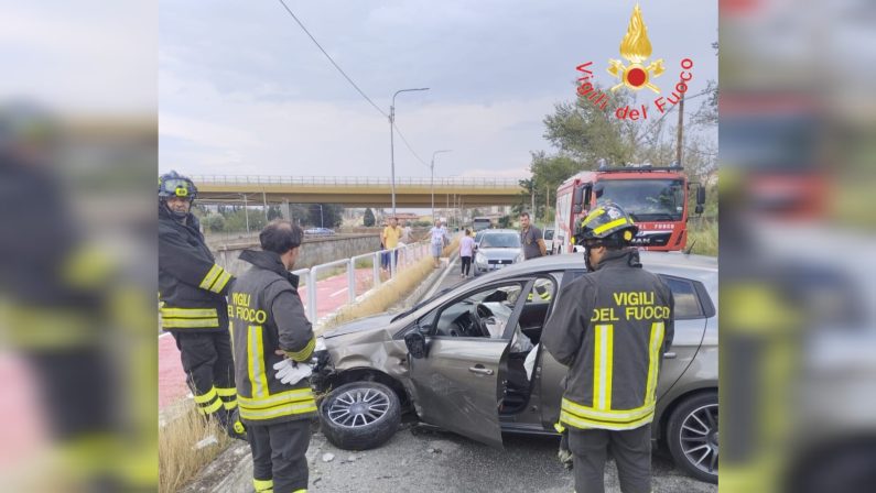 Catanzaro, violento scontro su viale Isonzo: due feriti