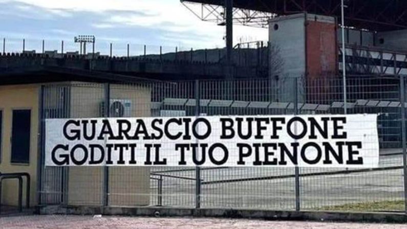 Cosenza Calcio, l'ira dei tifosi contro Guarascio: «Non sarai mai il nostro presidente»