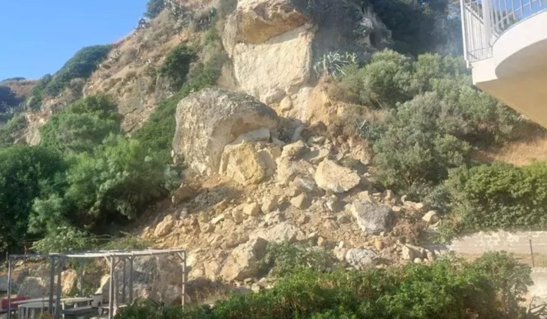 Falerna, crolla un costone di roccia: sgombero di abitazioni, nessun ferito