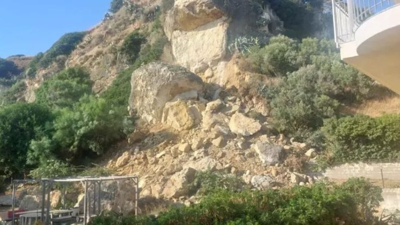 Falerna, crolla un costone di roccia: sgombero di abitazioni, nessun ferito