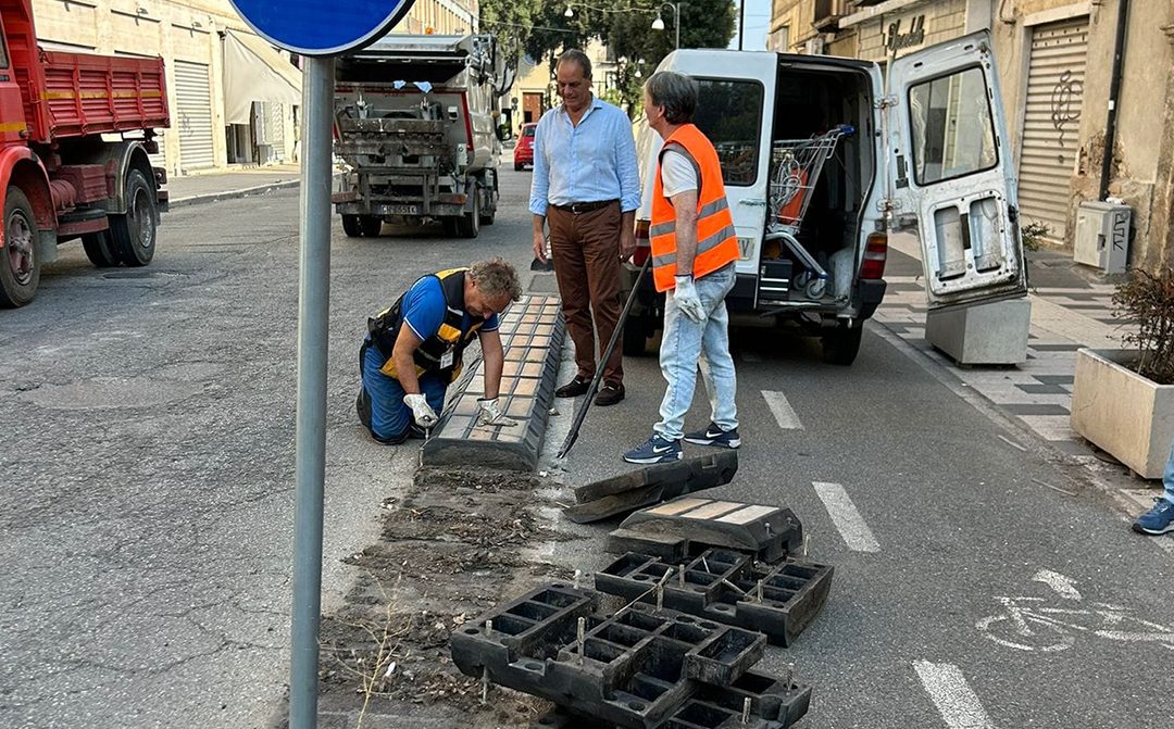 La demolizione dei cordoli della pista ciclabile a via Quattromani a Cosenza