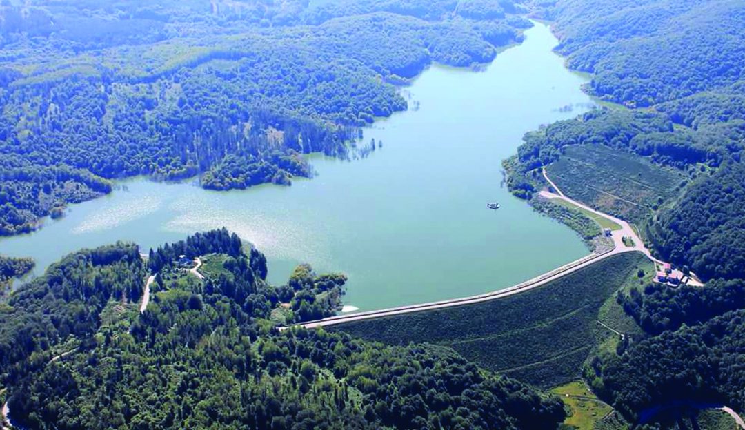 L’invaso formato dalla diga sul fiume Metramo