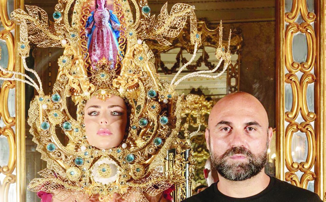 Giuseppe Fata e una delle sue teste sculture dedicate alle Madonne vestite