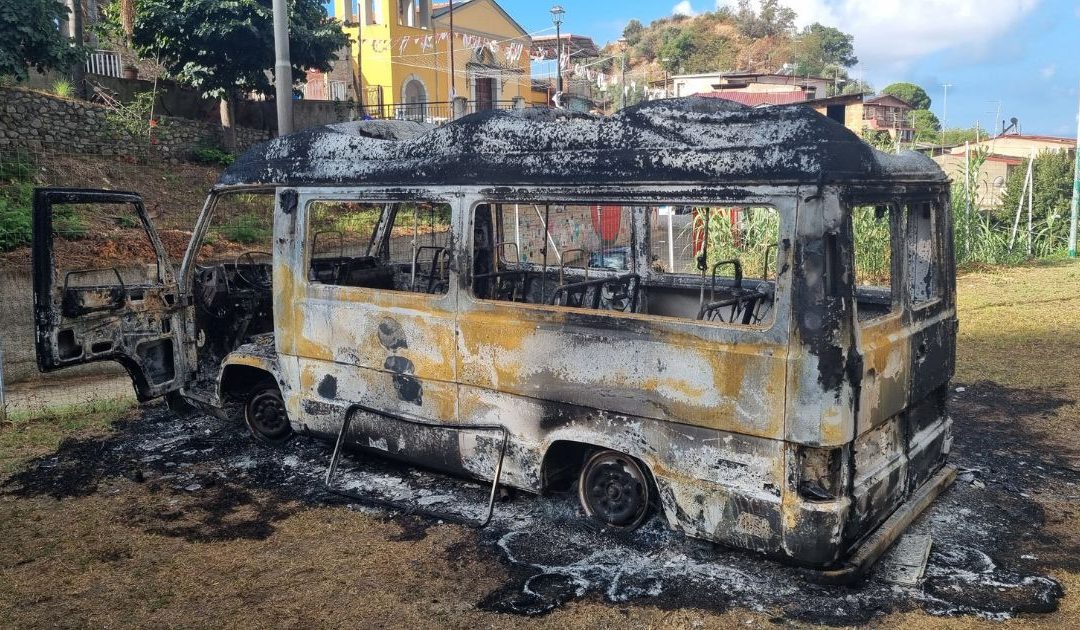 Fiumara, incendiato il pulmino dell’associazione Borgo Croce