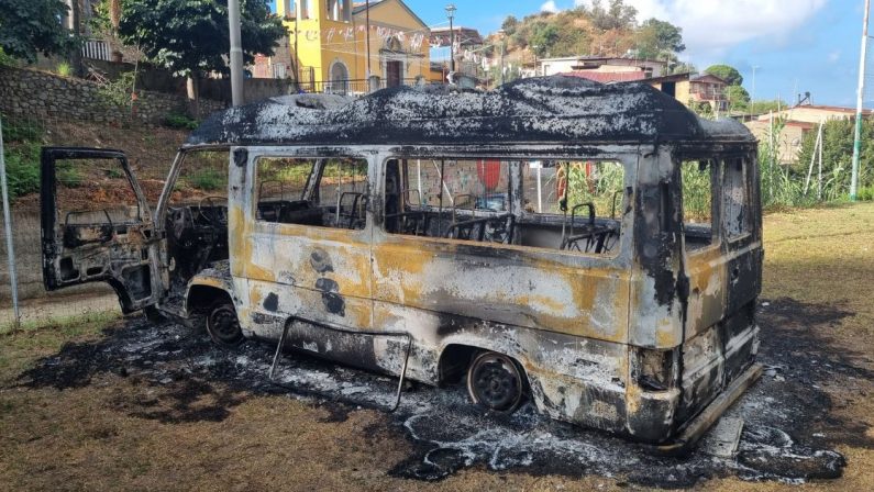 Fiumara, incendiato il pulmino dell'associazione Borgo Croce