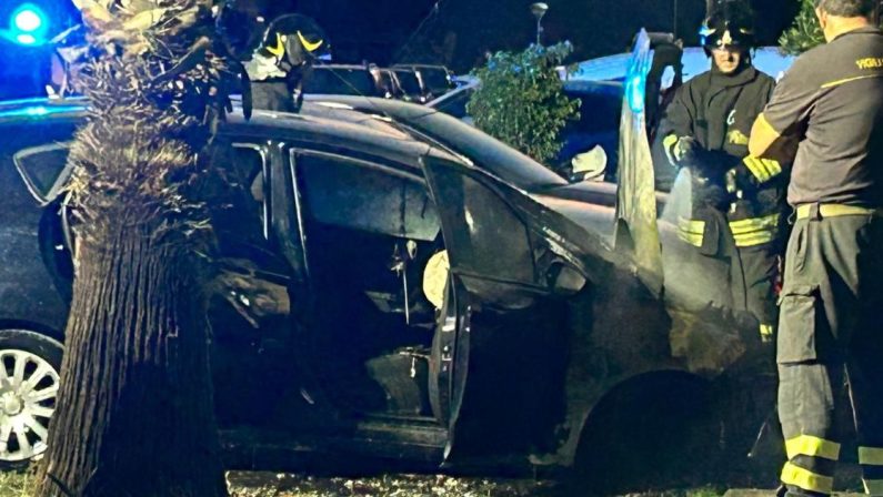 Nocera Terinese, auto in fiamme al Villaggio del Golfo