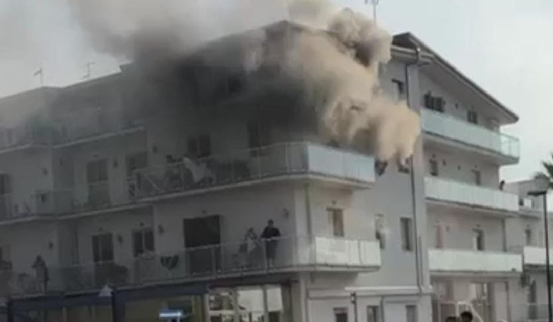 Amantea: a fuoco l’hotel Mare Chiaro, incendio domato – VIDEO