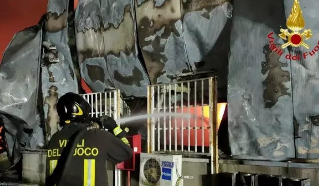 Pastorano, fabbrica di casalinghi in fiamme: i Vigili del Fuoco domano l’incendio