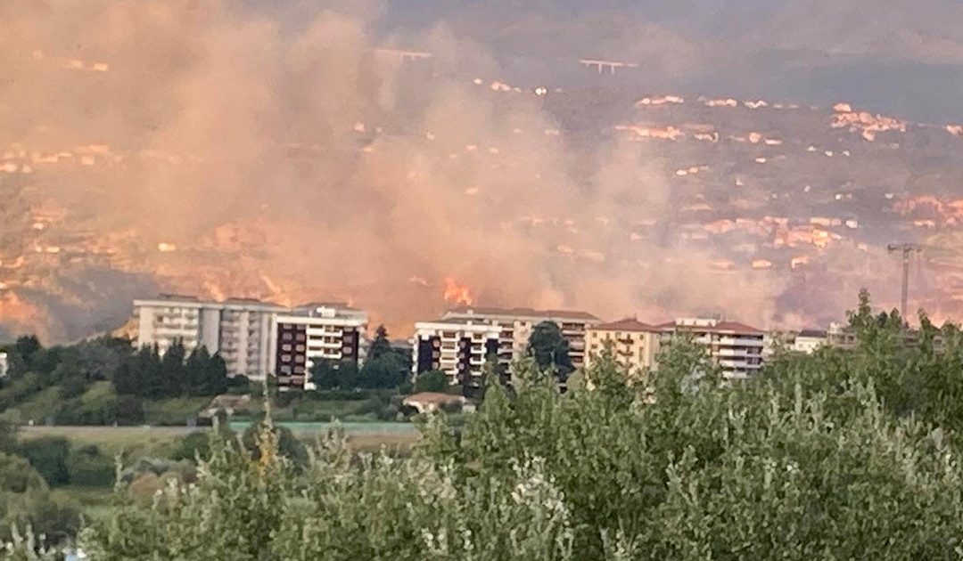 Incendio a Zumpano nel Cosentino, minacciata la base dell’elisoccorso