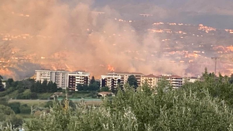 Incendio a Zumpano nel Cosentino, minacciata la base dell'elisoccorso