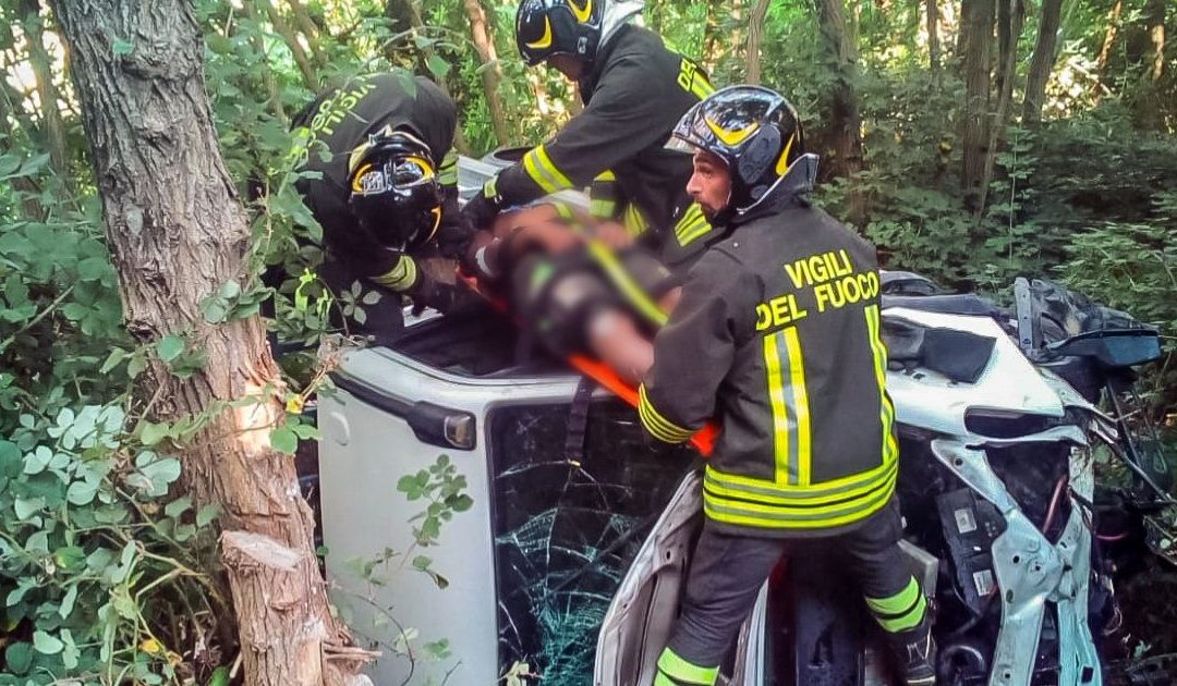 Il conducente estratto dall'auto dai vigili del fuoco