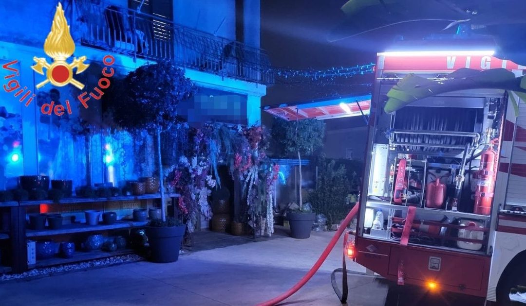 Paura nella notte a Lamezia, un incendio distrugge un deposito fiori