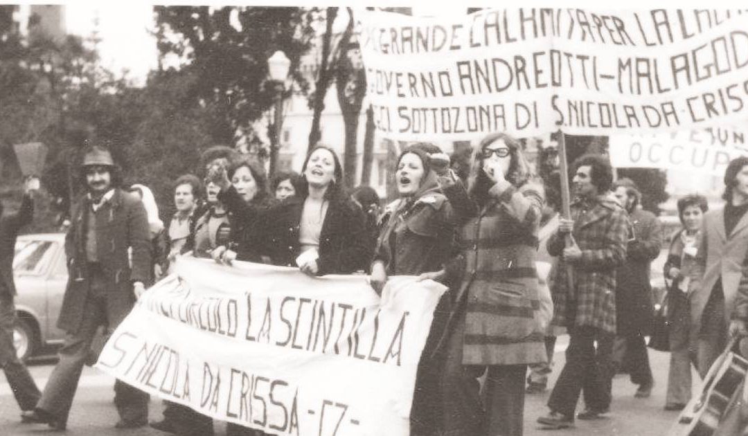 La manifestazione di Roma, dove si riconosce a sinistra Vito Teti (con il cappello)