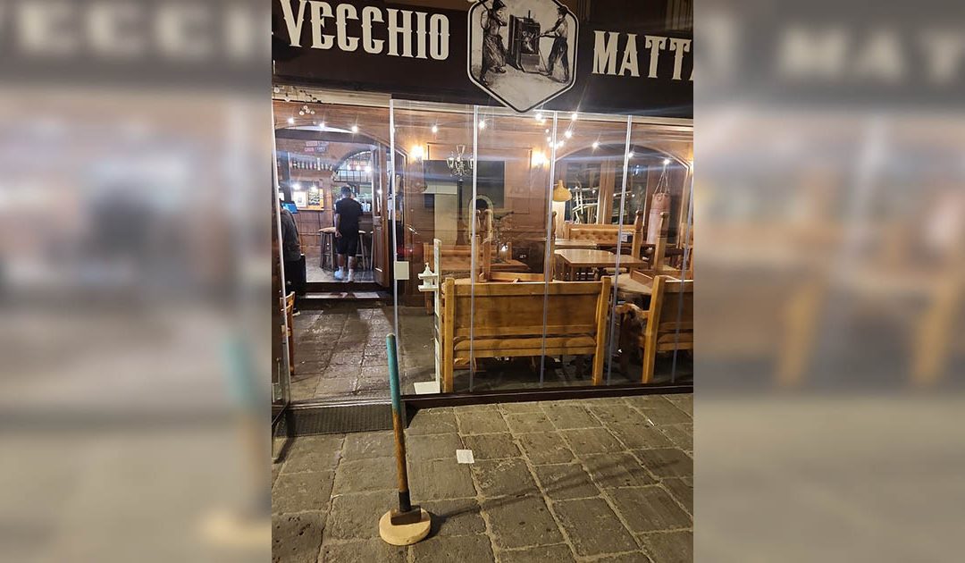 La mazza lasciata davanti al locale