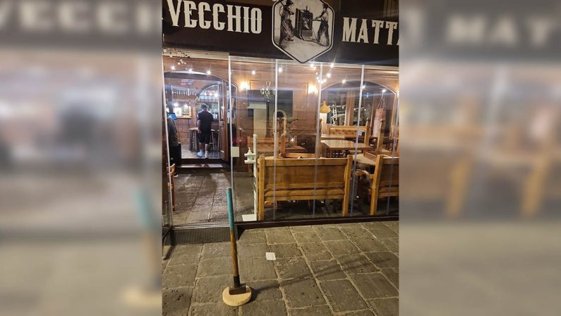 Lamezia, una mazza davanti la Pizzeria e il titolare rilancia: «Il pizzo non lo paghiamo»