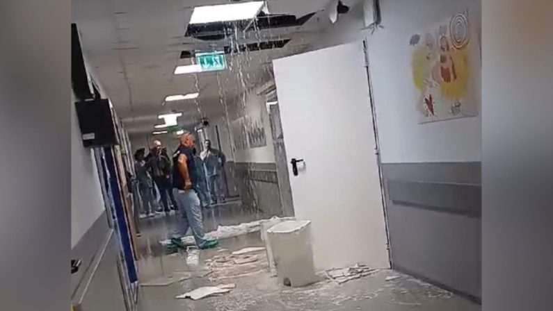 Cosenza: piove nell’ospedale, si allaga uno dei reparti – VIDEO