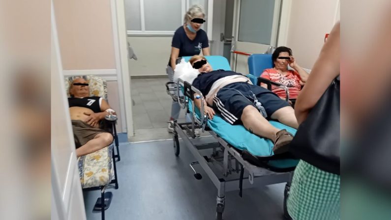 Emergenza al Pronto soccorso di Vibo: pazienti su sedie e barelle per carenza di posti