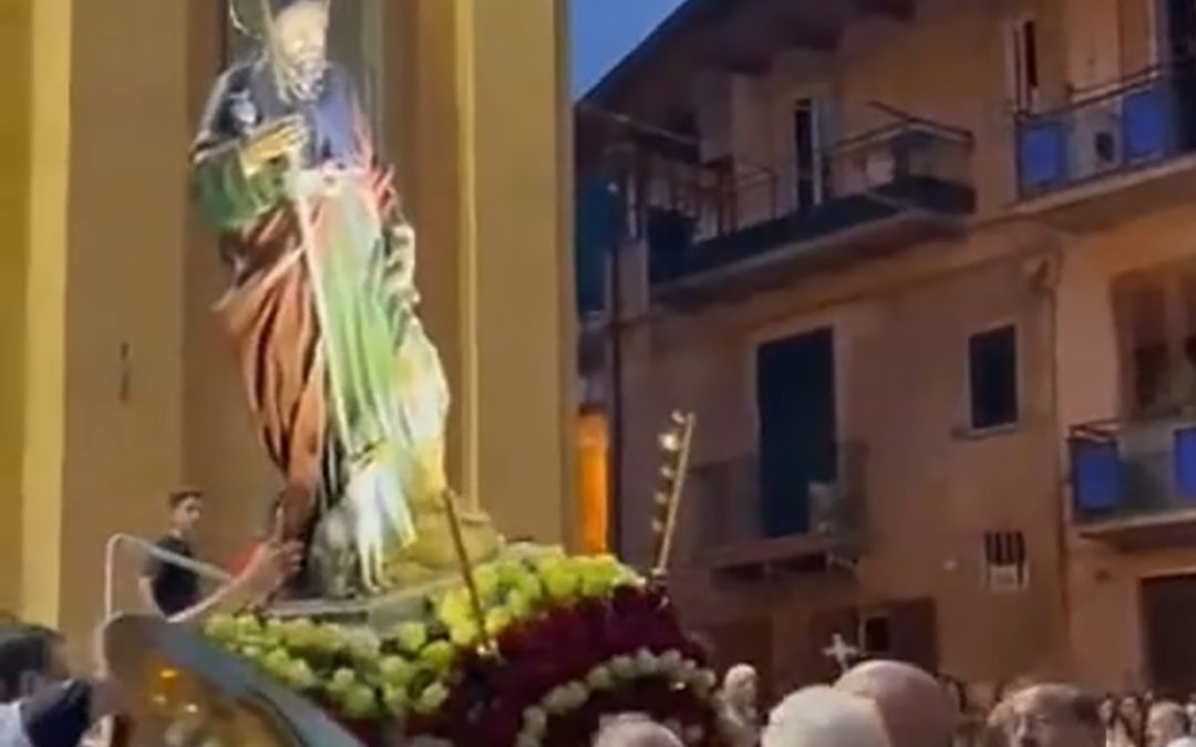 Il momento in cui la statua di San Rocco rischia di cadere