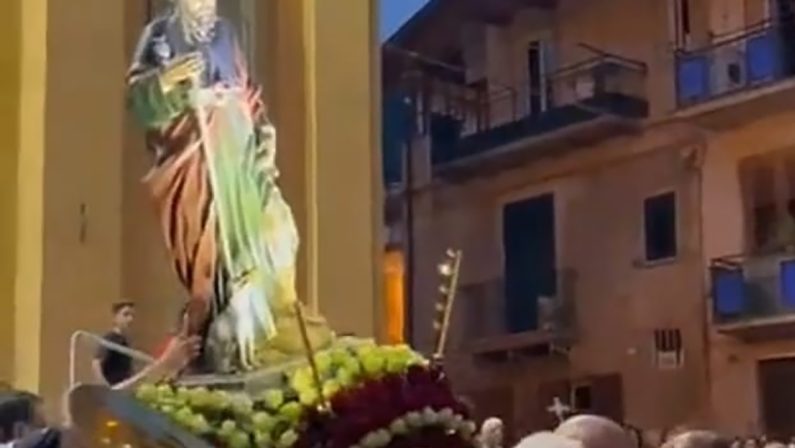 Acquaro, la statua di San Rocco in processione rischia la caduta