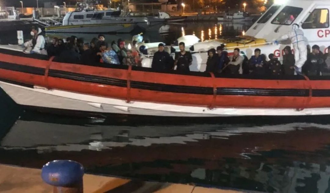 Roccella Jonica, sbarco di 75 migranti. La metà donne e minori