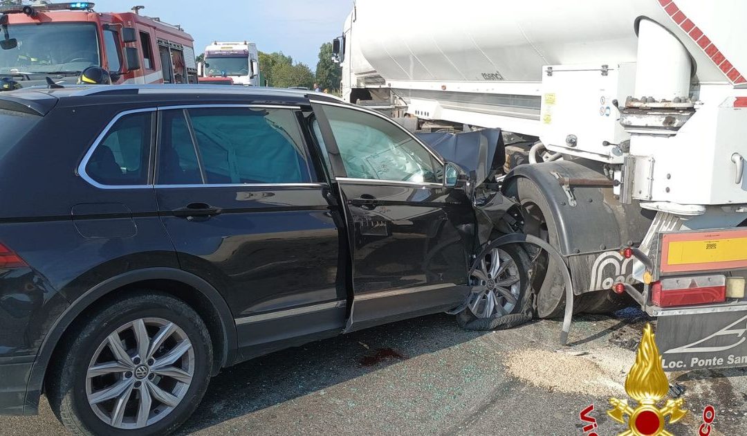 Scontro tra camion e auto sulla 106 nel Crotonese. Un ferito grave