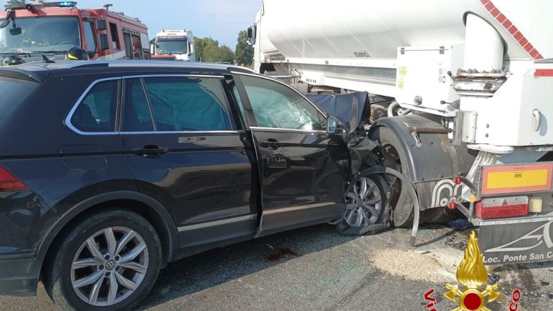 Scontro tra camion e auto sulla 106 nel Crotonese. Un ferito grave