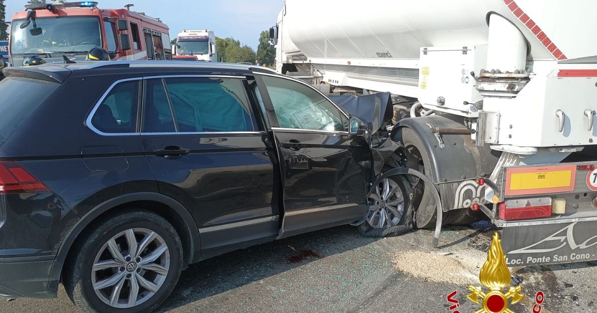 Scontro tra camion e auto sulla 106 nel Crotonese. Un ferito grave