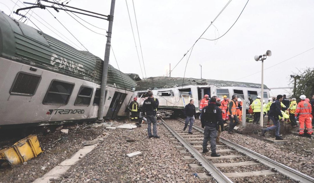 Il deragliamento del treno nei pressi della stazione di Pioltello