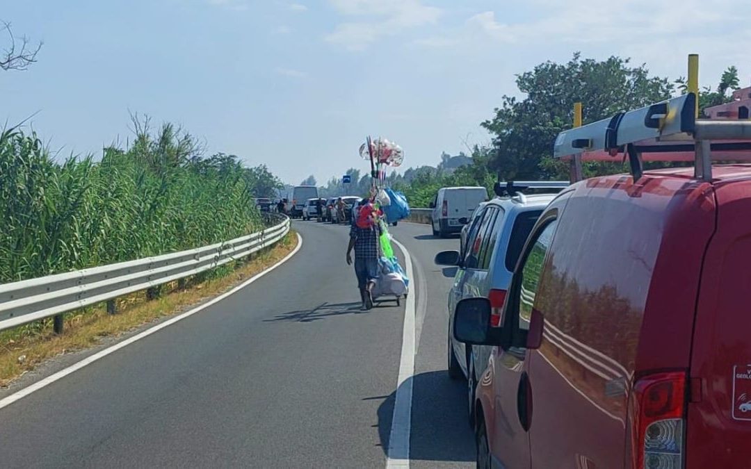 Ambulante tra le file d'auto sulla Ss 106